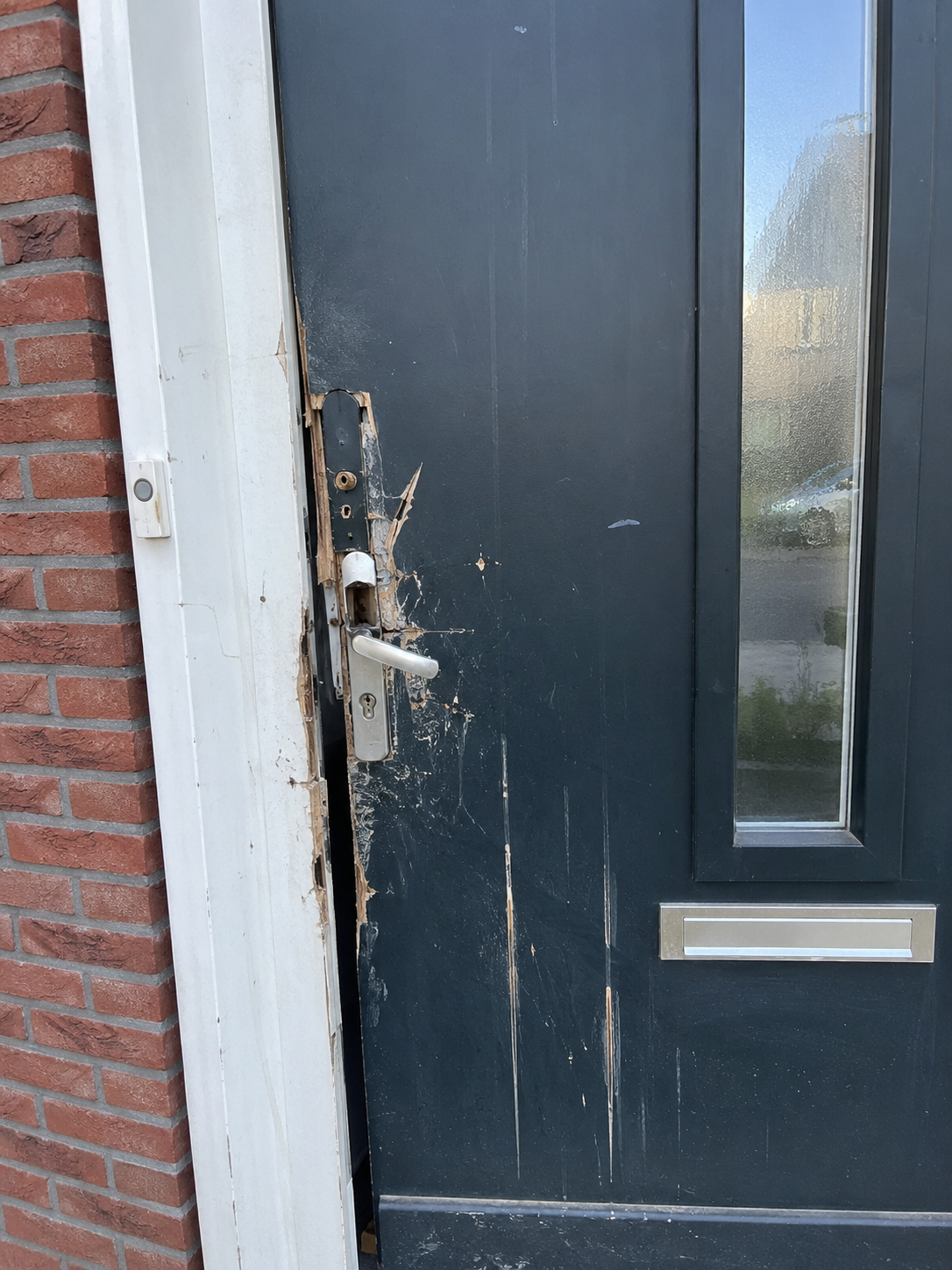 Beschadigd kozijn en deur na een inbraakpoging